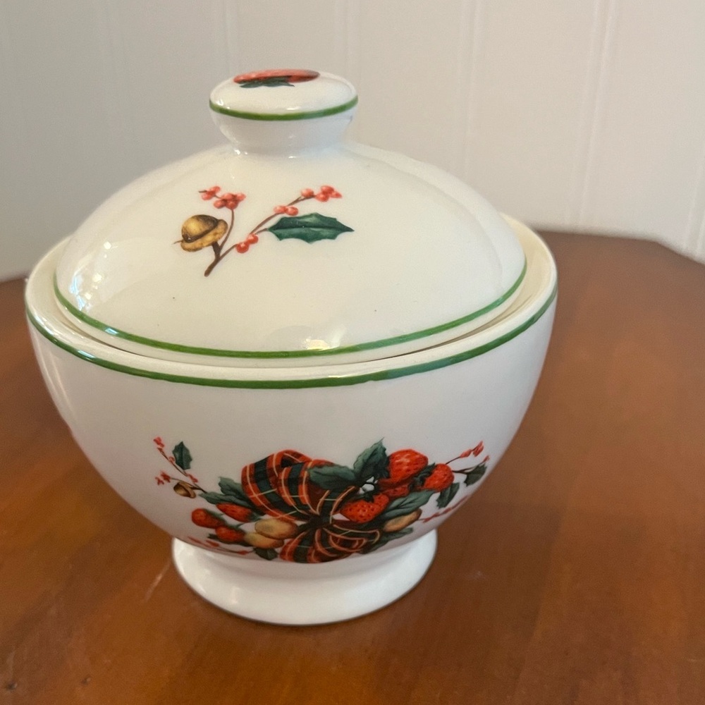 William James‎ strawberry sugar bowl